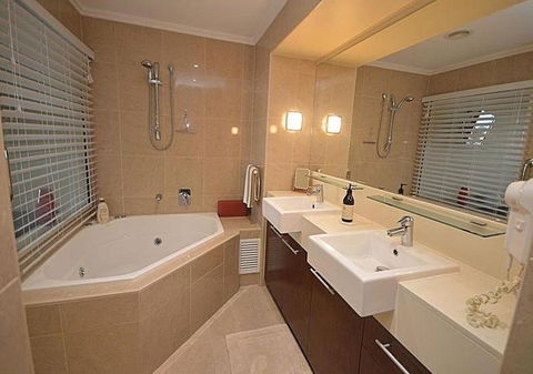 2 BDR/Apt/Foxtel/WiFi/Pool/parking/Spa/Hervey Bay - Yamba Accommodation 2