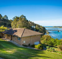 2 Water Crescent - Retro Haven - Yamba Accommodation