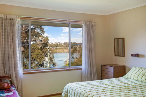 2 Water Crescent - Retro Haven - Yamba Accommodation 3