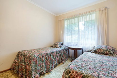 2 Water Crescent - Retro Haven - Yamba Accommodation 1