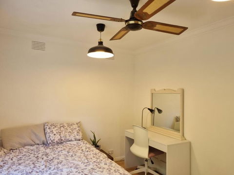 Beautiful Home In Greensborough - Yamba Accommodation 2