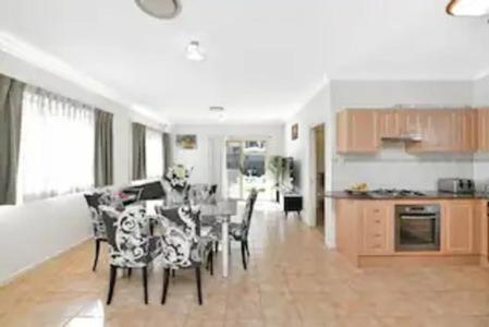 Bexley North Entire Two Storey House 4 Or 5 BR Close To Train Station And Airport - Yamba Accommodation 0