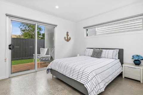 CASA EMEC- PETS WELCOME Luxury, Aircon, Walk To The Shops And Beach! Outdoor Shower And Garage Parking - Yamba Accommodation 3