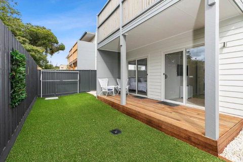 CASA EMEC- PETS WELCOME Luxury, Aircon, Walk To The Shops And Beach! Outdoor Shower And Garage Parking - Yamba Accommodation 1