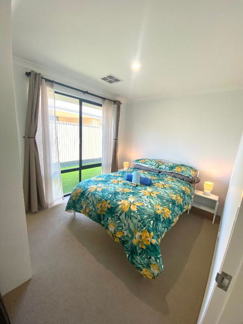 Corporate Executive Modern 5bedroom Family Friendly Home - Disabled Access & Disability Modified - Yamba Accommodation 3