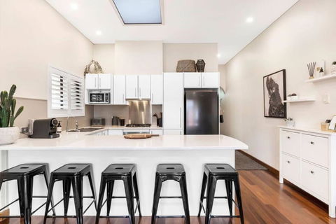 Cute As A Button - Picket Fence 3 Bed Stylish Home - Yamba Accommodation 1