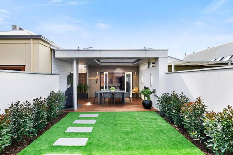 Cute As A Button - Picket Fence 3 Bed Stylish Home - Yamba Accommodation 2