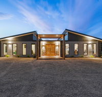 3 WISE MONKEYS MANSFIELD - Yamba Accommodation