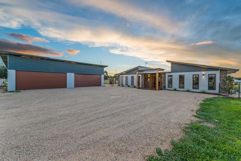 3 WISE MONKEYS, MANSFIELD - Yamba Accommodation 2