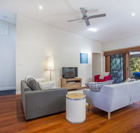 33 Bangalow - Narrawallee's Beautiful Bungalow - Yamba Accommodation