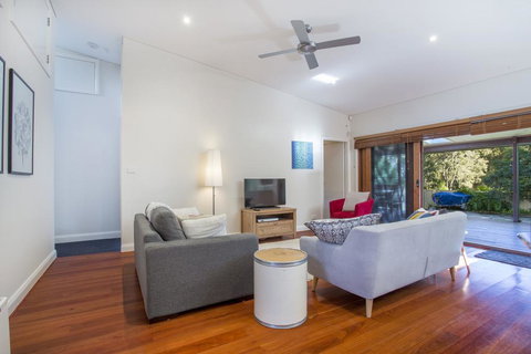 33 Bangalow - Narrawallee's Beautiful Bungalow - Yamba Accommodation 0