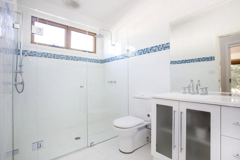 33 Bangalow - Narrawallee's Beautiful Bungalow - Yamba Accommodation 3