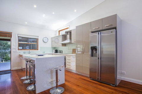 33 Bangalow - Narrawallee's Beautiful Bungalow - Yamba Accommodation 2