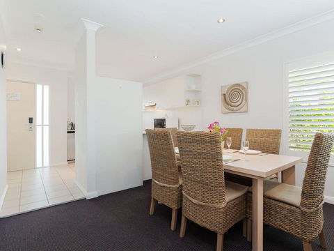 356 ' Oaks Pacific Blue', 265 Sandy Point Rd - Air Conditioned, Direct Pool Access And Suited For Disability - Yamba Accommodation 2