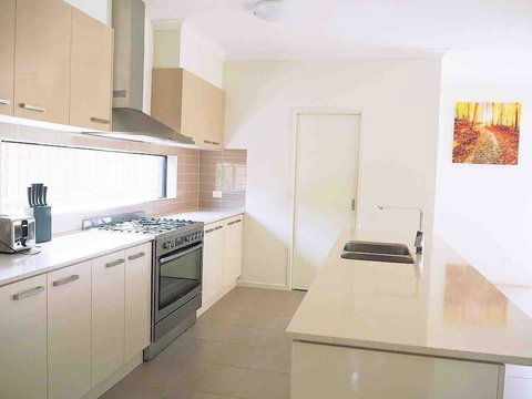4 Bed 2 And A Half Bath Luxury Villa In Point Cook - Yamba Accommodation 2
