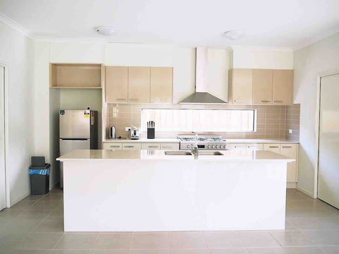 4 Bed 2 And A Half Bath Luxury Villa In Point Cook - Yamba Accommodation 1