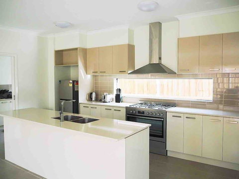 4 Bed 2 And A Half Bath Luxury Villa In Point Cook - Yamba Accommodation 3