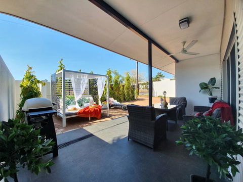 4 BEDROOM GARDENS ESCAPE - CHAMPAGNE STAYS Darwin - Yamba Accommodation 3