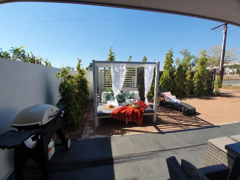 4 BEDROOM GARDENS ESCAPE - CHAMPAGNE STAYS Darwin - Yamba Accommodation 2
