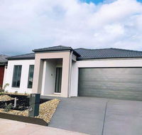 4Bed 2Bath Cozy Guesthouse in Tarneit - Yamba Accommodation