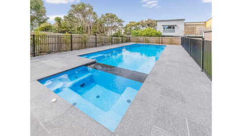 52 ON BAYVIEW - PET FRIENDLY (OUTSIDE ONLY) - Yamba Accommodation 0