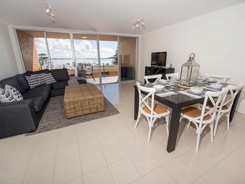7 'The Crest' 6-8 Tomaree St - Stunning Unit With Spectacular Water Views. - Yamba Accommodation 2