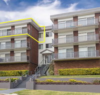 9 'Adriana' 83 Ronald Avenue - fabulous views  aircon - Yamba Accommodation