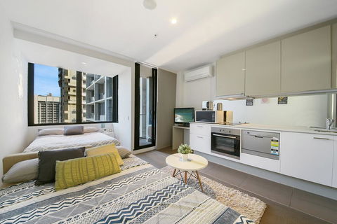 A Charming Studio With Stunning City Views - Yamba Accommodation 2
