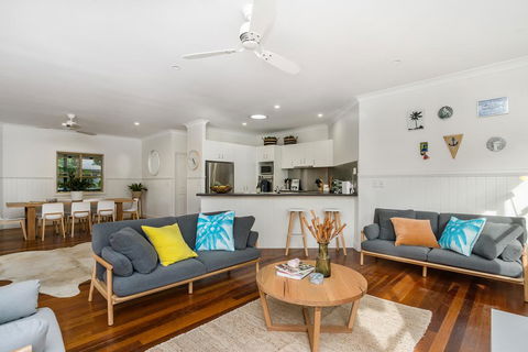 A PERFECT STAY - Barefoot Lane - Beach House - Yamba Accommodation 0