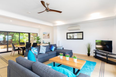 Absolute Airlie - Yamba Accommodation 2