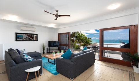 Absolute Airlie - Yamba Accommodation 1