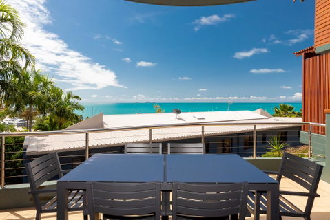 Absolute Airlie - Yamba Accommodation 0