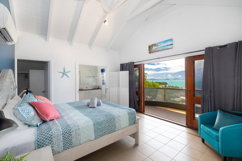 Absolute Airlie - Yamba Accommodation 3