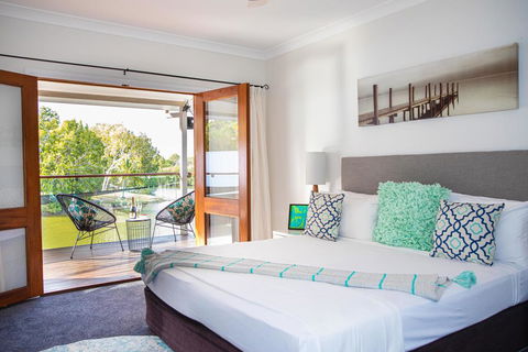 Absolute Lakefront - Port Douglas - Yamba Accommodation 3