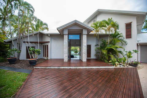 Absolute Lakefront - Port Douglas - Yamba Accommodation 2