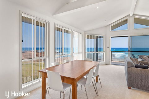 Absolute Waterfront @ Anna Bay - Yamba Accommodation 3