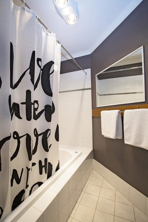 Acacia 2 - Luxurious Holiday Townhouse - Yamba Accommodation 3