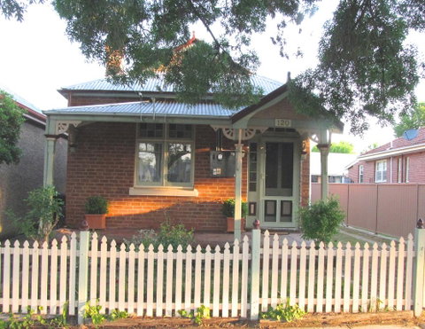 Acacia Cottage On Peel, Bathurst - Yamba Accommodation 0