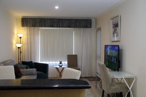 ADELAIDE CBD APARTMENT - 3BR, 2BATH & CARPARK - Yamba Accommodation 1