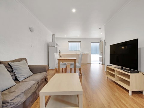 Adelaide Holiday Homes - Yamba Accommodation 2
