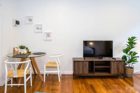Esperanza Gardens - A Stylish Victorian Studio - Yamba Accommodation 2