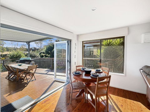 Fab 3-Bed Stay With Great Outdoors & Water Views - Yamba Accommodation 4