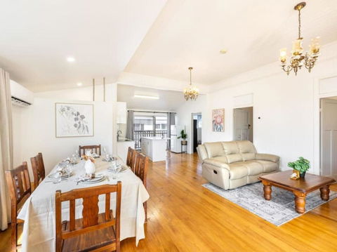Family Friendly Cozy 4BR House At Annerley - Yamba Accommodation 2