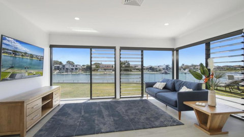 FLOATING ON THE CANALS - 80 COMMODORE CRES - Yamba Accommodation 2