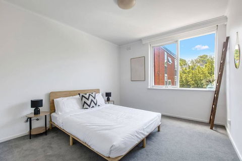 Golden Alma - A Radiant Escape Between City & Sand - Yamba Accommodation 3