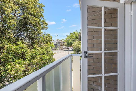 Golden Alma - A Radiant Escape Between City & Sand - Yamba Accommodation 4