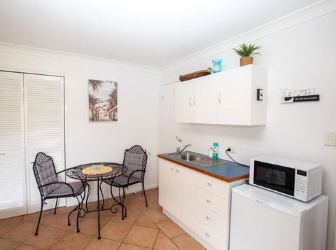 GORGEOUS STUDIO + 100M TO BEACH + POOL - Yamba Accommodation 2