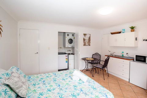 GORGEOUS STUDIO + 100M TO BEACH + POOL - Yamba Accommodation 4