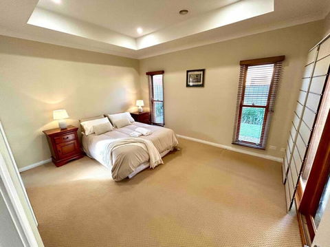Grand Retreat In Peaceful Street - Yamba Accommodation 3