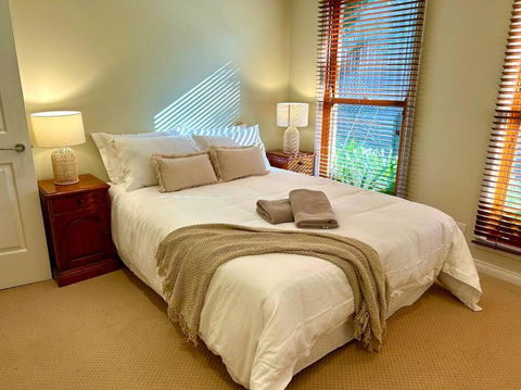 Grand Retreat In Peaceful Street - Yamba Accommodation 4